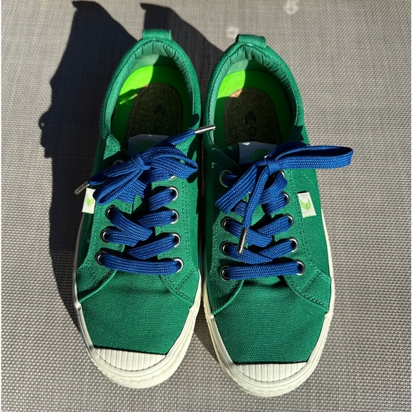 Cariuma green canvas sneakers in a size 6. Added blue laces. Great condition! - Picture 4 of 9